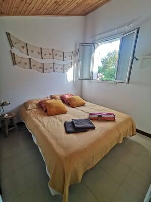 2 slaapkamers, een strijkplank/strijkijzer, reisbedje, gratis wifi