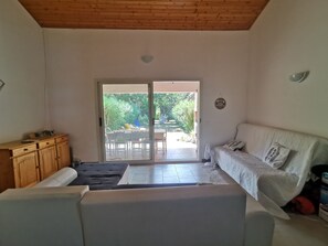 Télévision, cheminée, livres