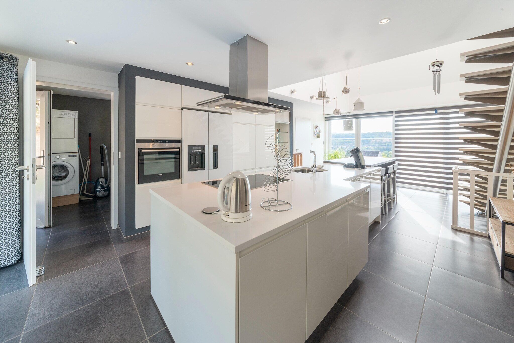 Réfrigérateur, micro-ondes, plaque de cuisson, lave-vaisselle