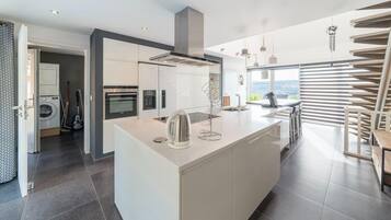 Réfrigérateur, micro-ondes, plaque de cuisson, lave-vaisselle