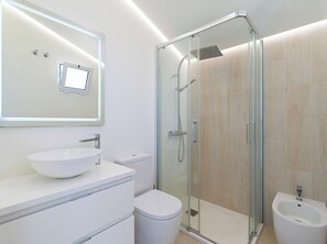 Douche, sèche-cheveux, serviettes fournies