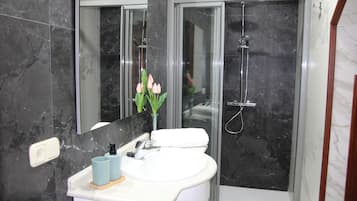 Badekar, boblebad, hårføner og bidé