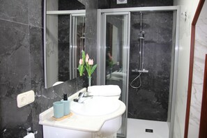 Tina, tina de hidromasaje, secadora de cabello, bidet 