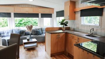 KĂŒhlschrank, Mikrowelle, Herdplatte, Wasserkocher mit Kaffee-/Teezubehör