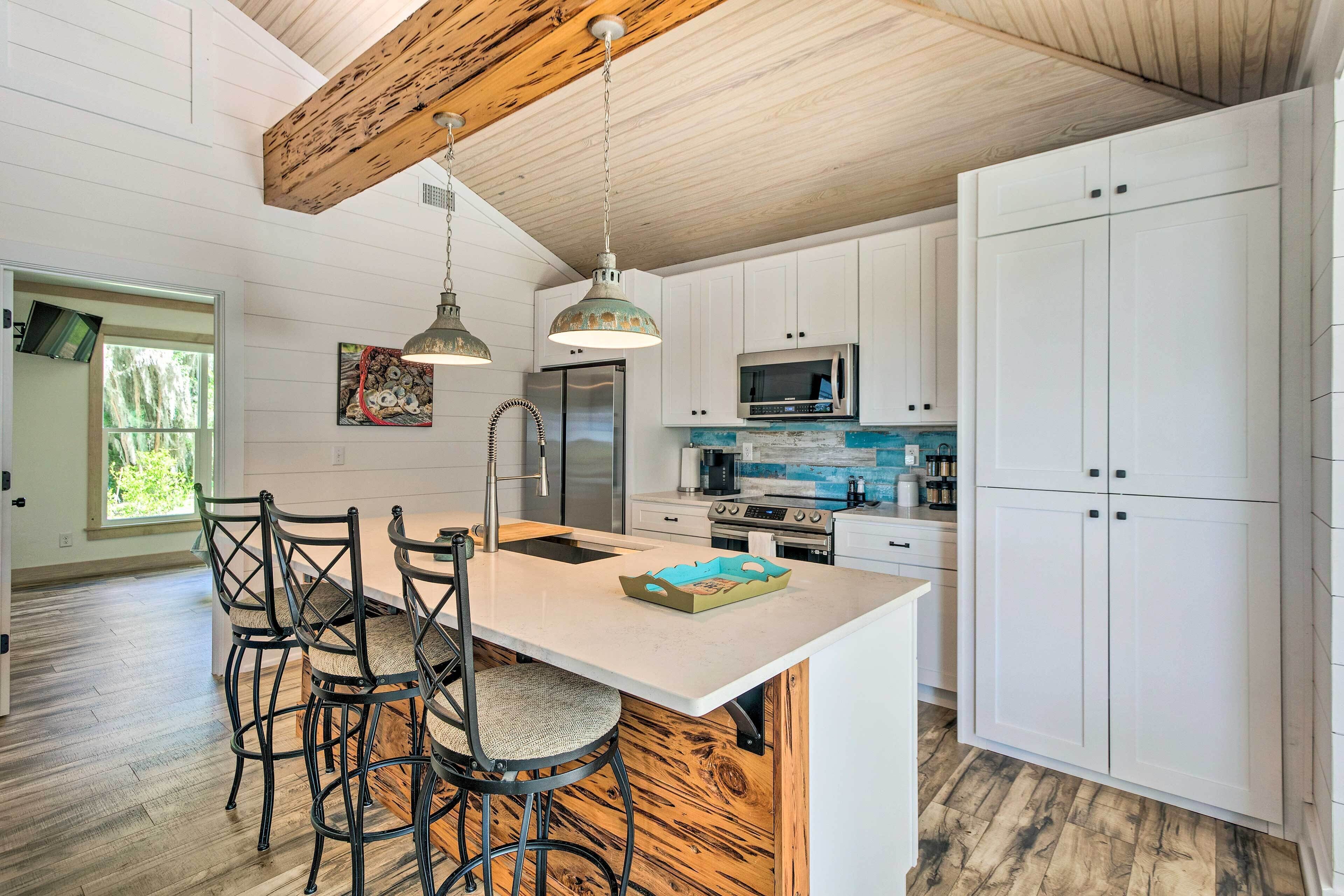 Fridge, microwave, stovetop, dishwasher