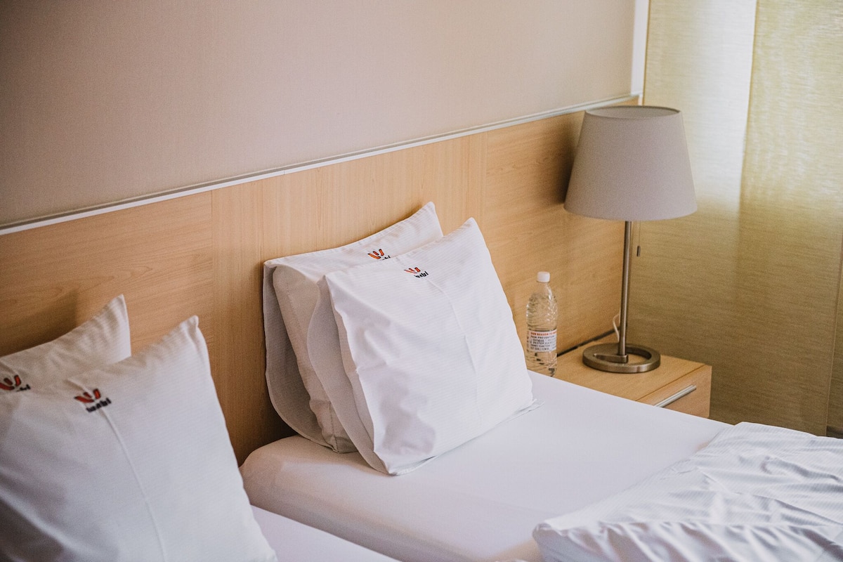 Habitación doble estándar | Caja de seguridad en la habitación, wifi gratis y ropa de cama