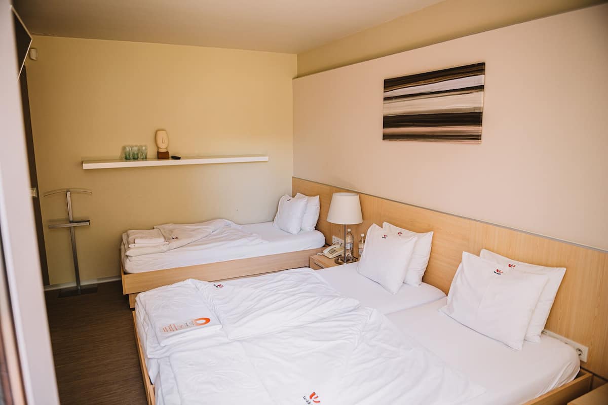 Habitación triple estándar | Caja de seguridad en la habitación, wifi gratis y ropa de cama