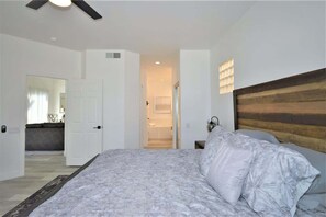 2 habitaciones, tabla de planchar con plancha, wifi y ropa de cama 