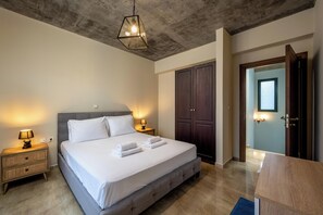 4 chambres, coffres-forts dans les chambres, fer et planche à repasser