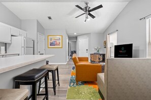 하우스 (6102 Pinetree Ave) | 외관