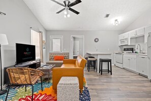 하우스 (6102 Pinetree Ave) | 외관