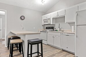 Maison (6102 Pinetree Ave) | Extérieur