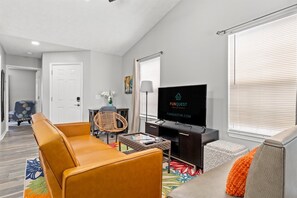 Hus (6102 Pinetree Ave) | Udendørsområde