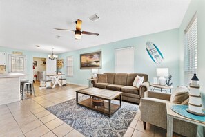 Maison, plusieurs lits (17214 Front Beach Rd T28) | Coin séjour