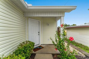 Maison (6100 Pinetree Ave) | Extérieur