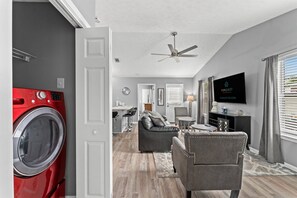 Maison (6100 Pinetree Ave) | Extérieur