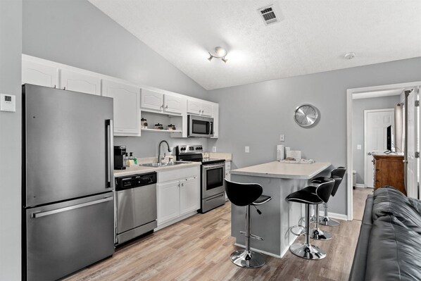 Maison (6100 Pinetree Ave) | Extérieur