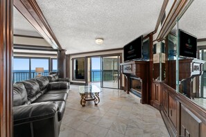 Apartment, Mehrere Betten (The Summit 1501) | Wohnbereich