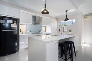 Refrigerador, microondas, horno y parrilla de estufa