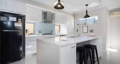 30 Modern & Quiet Retreat 3BR -Walk to Dining & Shops!