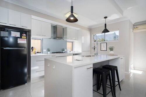 30 Modern & Quiet Retreat -Walk to Dining & Shops