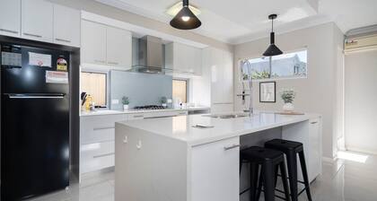 30 Modern & Quiet Retreat -Walk to Dining & Shops