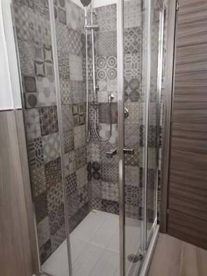Douche, serviettes fournies, papier toilette