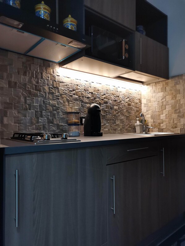 Fridge, microwave, stovetop, coffee/tea maker - House Durante B (Palermo)