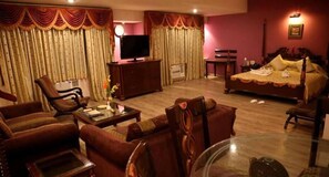 Executive suite | Woonruimte | Een 50-inch lcd-televisie met kabelzenders