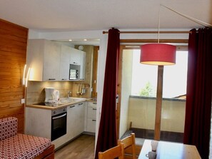 Kühlschrank, Ofen, Geschirrspüler, Wasserkocher mit Kaffee-/Teezubehör