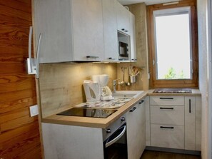 Kylskåp, ugn, diskmaskin och kaffe- och tebryggare