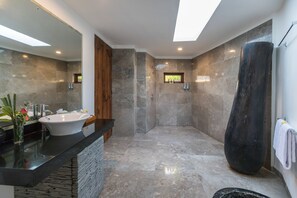 Luxury-Villa, 3 Schlafzimmer, Poolblick | Badezimmer | Dusche, Regendusche, Handtücher