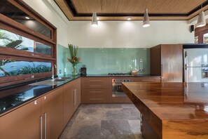 Refrigerador, utensilios de cocina, mesa de comedor