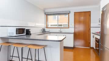 Een koelkast, een microgolfoven, een oven, een kookplaat