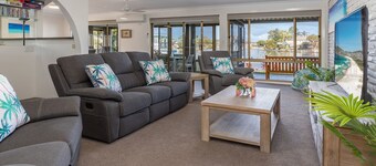 Beautiful location in Forster Keys with your own private jetty and modern furnishings to relax.