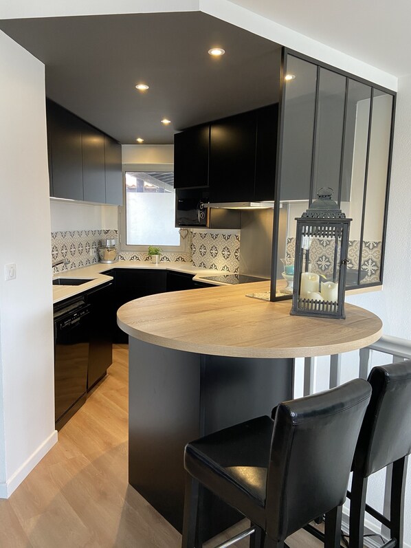 Frigorifero, microonde, forno, piano cottura