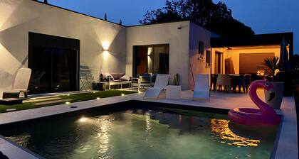 villa contemporaine avec chambre suite et piscine terrain de boules