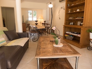 TV - Air conditionned house in a quiet village private pool in large closed garden  (Azille)
