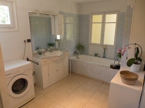 Baignoire, séchoir à cheveux