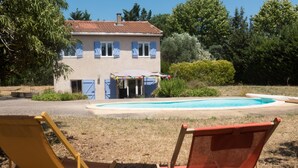 A house with a swimming pool, two folding chairs, and a garden. - Air conditionned house in a quiet village private pool in large closed garden  (Azille)
