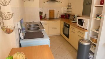 Een koelkast, een microgolfoven, een oven, een kookplaat