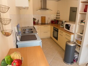 Een koelkast, een microgolfoven, een oven, een kookplaat