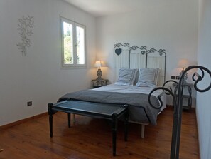 3 slaapkamers, een strijkplank/strijkijzer, gratis wifi