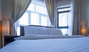 Lit avec matelas en mousse à mémoire, ameublement unique, bureau