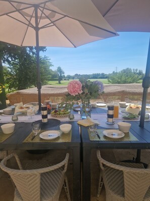 Outdoor dining - La Maison de Marius (Arles)