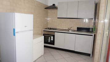 Frigorifero, forno, piano cottura, lavastoviglie