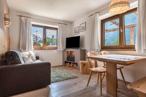 TV, ping pong - Holiday Apartment 'La Plates - Daduman' with Mountain View, Terrace & Sauna (Ortisei)