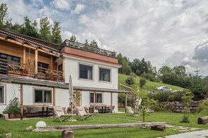 Outdoor dining - Holiday Apartment 'La Plates - Daduman' with Mountain View, Terrace & Sauna (Ortisei)