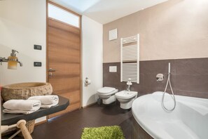 Badewanne, Haartrockner, Handtücher
