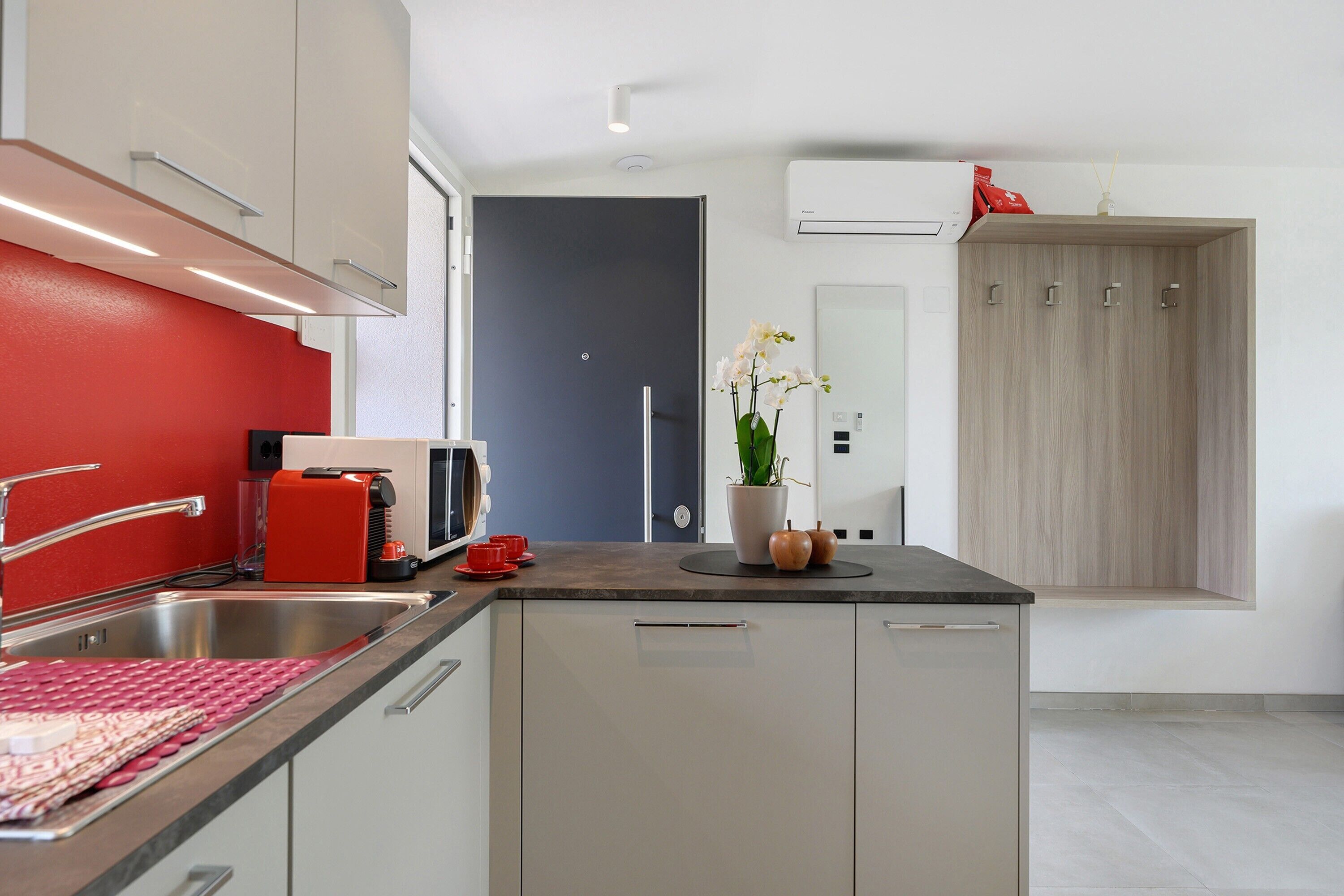 Refrigerador, microondas, parrilla de estufa y lavavajillas 
